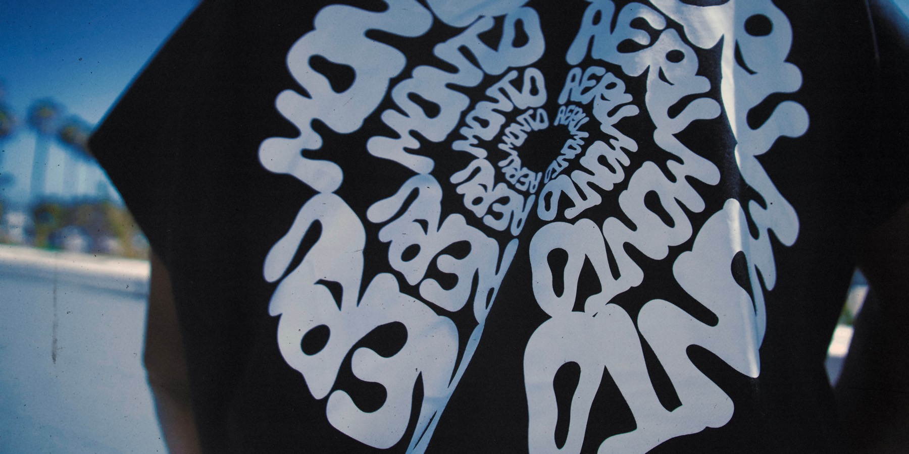 Monto Aeru back graphic print detail