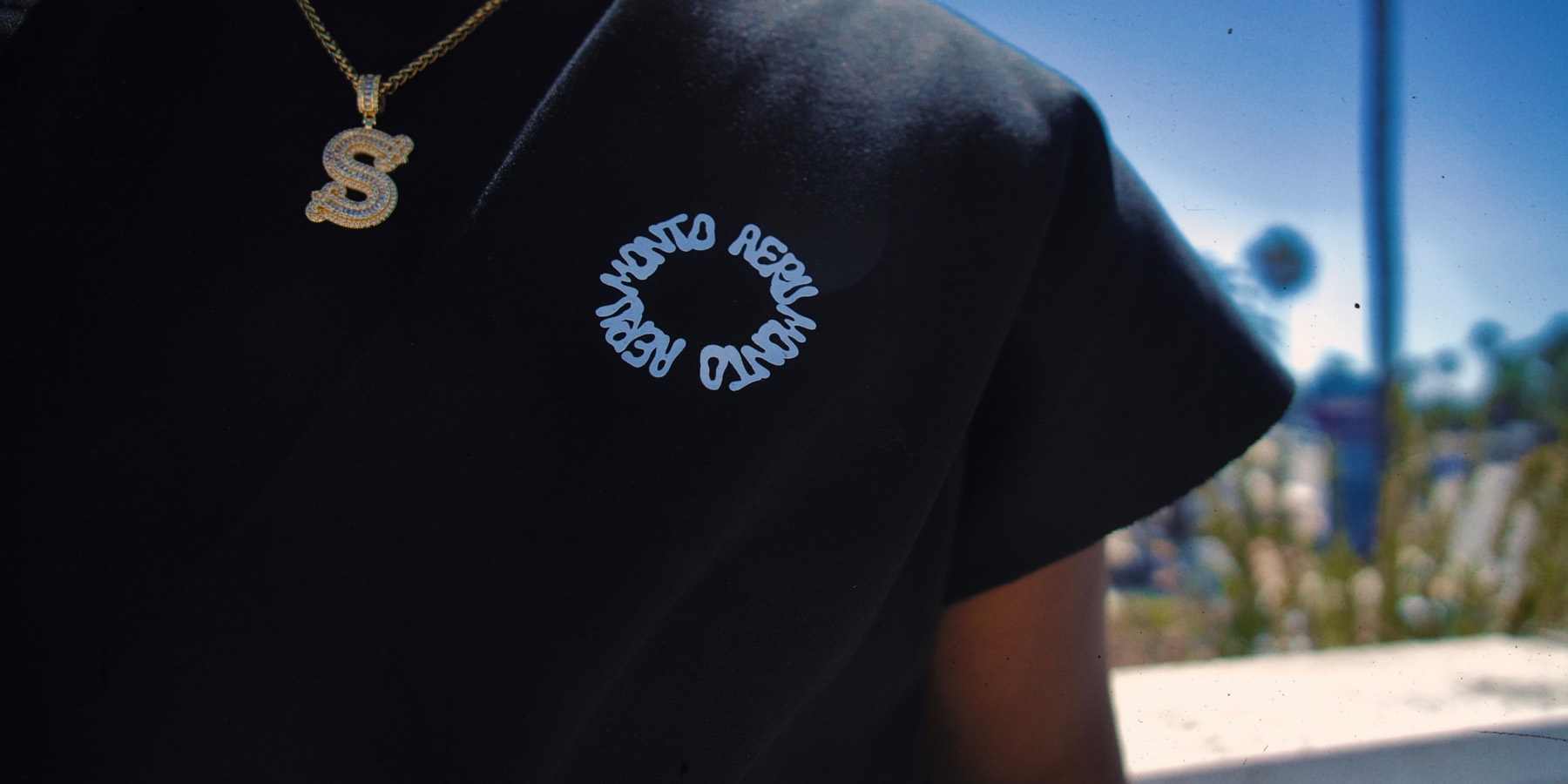 Monto Aeru chest logo detail